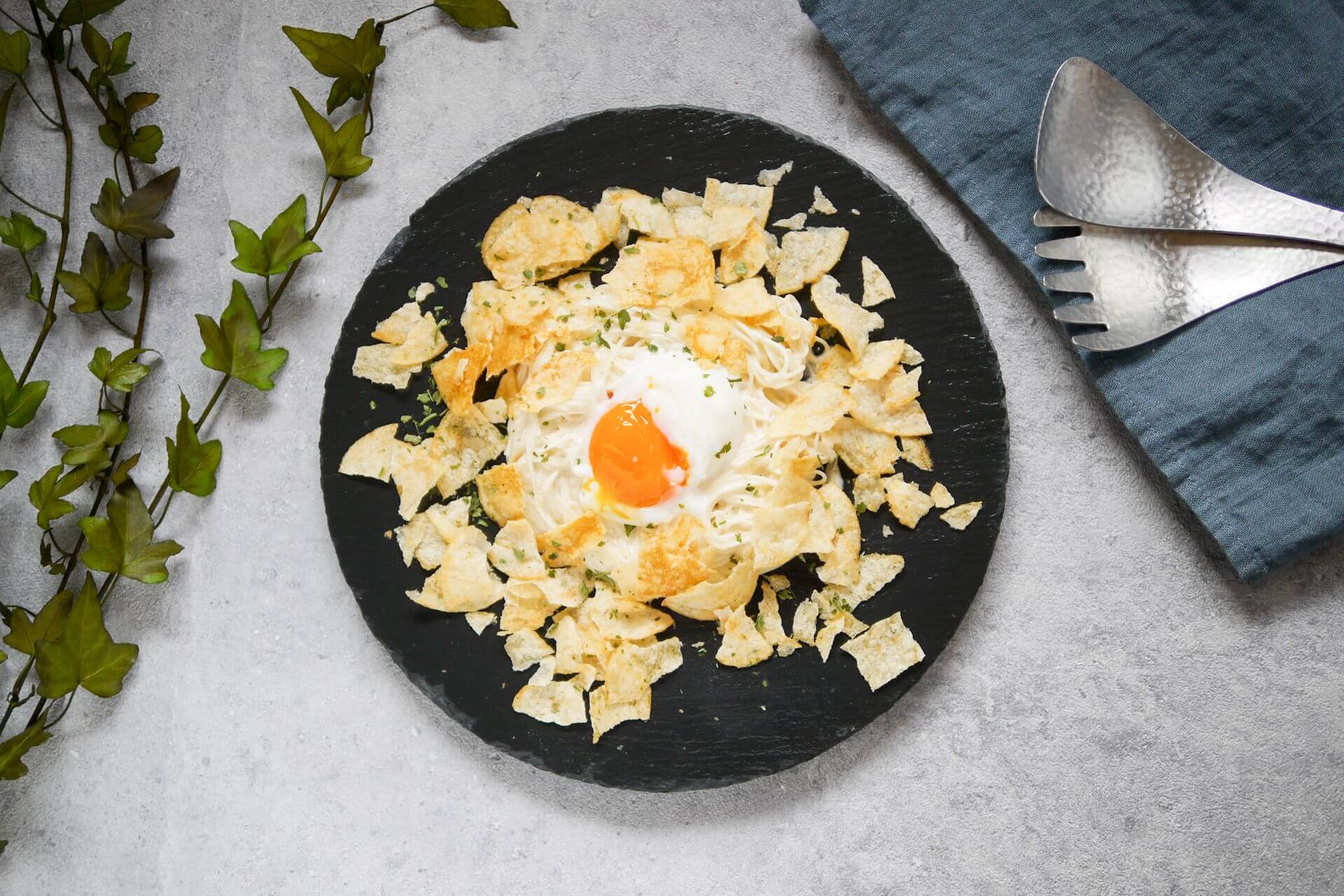 ズボラおつまみ！ 温玉ポテチ素麺