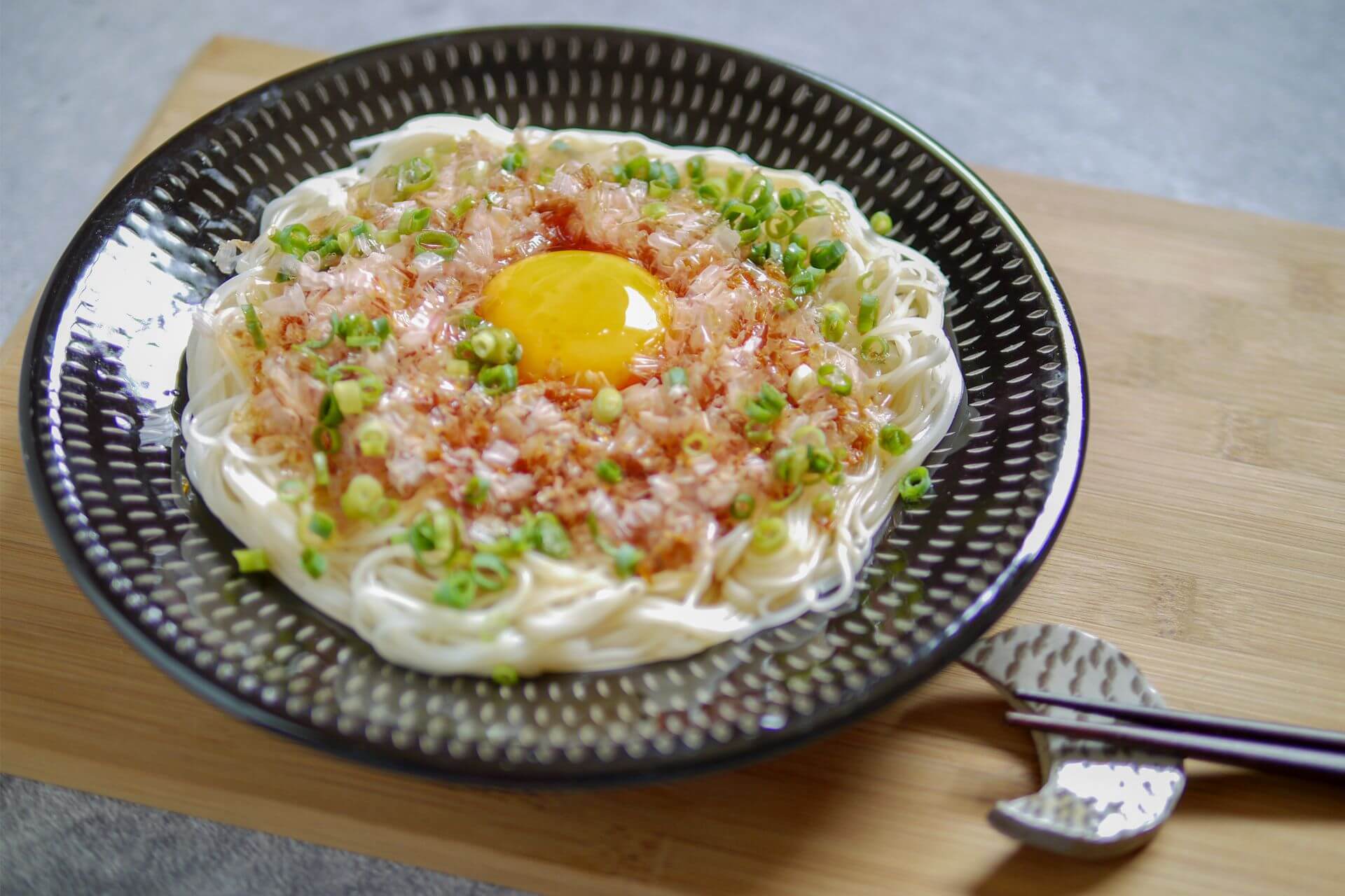 かつお節薫るカツ玉そうめん